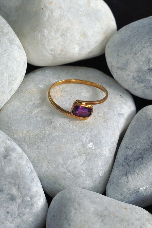 18K violet sapphire